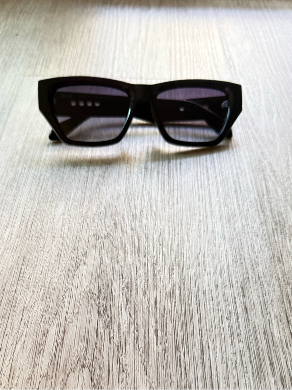 quay australia no apologies black square grommet detail sunglasses eyewear NEW